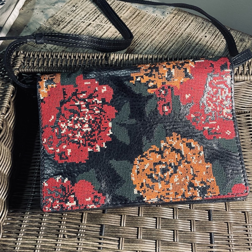 Patricia Nash Lanza Crossbody Organizer Tapastry Cross Stitch Pattern - Picture 3 of 8